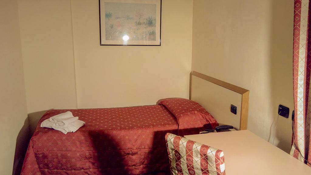 Hotel Caprice Avigliana Habitación foto